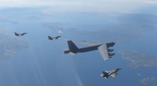 Ελληνικά F-16 συνόδευσαν αμερικανικό βομβαρδιστικό πάνω από τη Βόρεια Μακεδονία