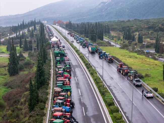 Αγρoτικά μπλόκα: Με ταλαιπωρία για τους εκδρομείς η έξοδος των Χριστουγέννων - Πού έχει ουρές χιλιομέτρων