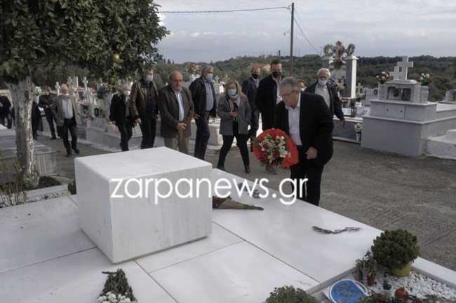 Χανιά: Στον τάφο του Μίκη Θεοδωράκη ο Δημήτρης Κουτσούμπας [εικόνες - βίντεο]