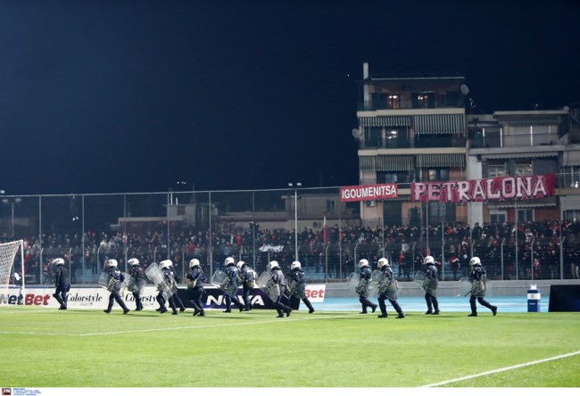 ΠΑΣ Γιάννινα - Ολυμπιακός: Προσωρινή διακοπή στο ματς λόγω επεισοδίων [Εικόνες]