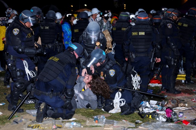 Πεδίο μάχης το φημισμένο Πανεπιστήμιο της Καλιφόρνια: Αγριες συγκρούσεις με τους φιλοπαλαιστίνιους φοιτητές [Βίντεο]