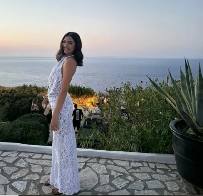 Μελίνα Νικολαΐδη: Με λευκή δαντελένια δημιουργία με φόντο τη θάλασσα