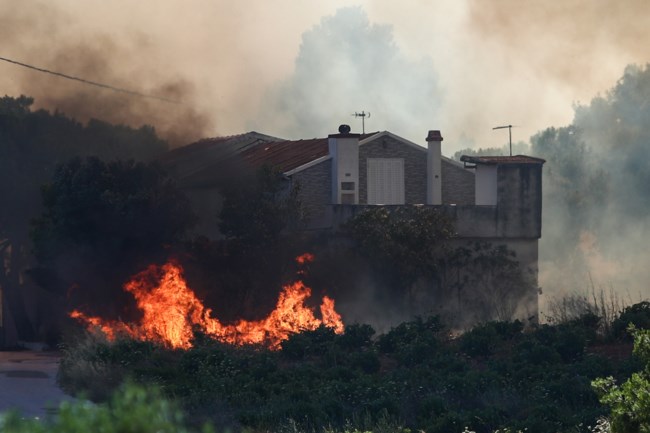 Τουλάχιστον 6 ενεργά μέτωπα - Προς τα Σπάτα κατευθύνονται οι φλόγες