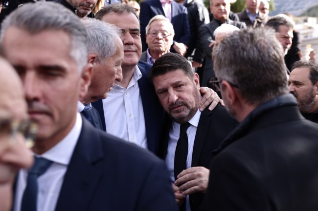 Ν.Χαρδαλιάς: Συγκίνηση στην κηδεία του πατέρα του - Ποιοι ήταν στο πλευρό του περιφεριάρχη [βίντεο]