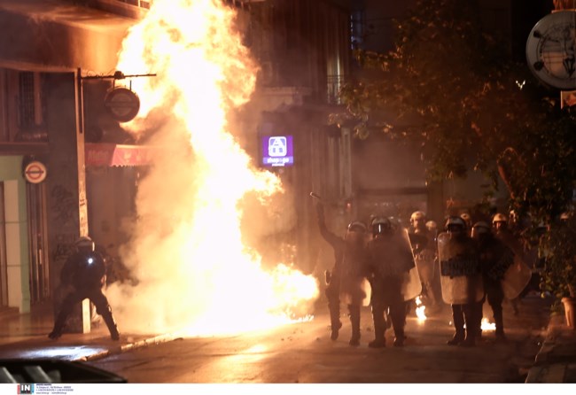 Επεισόδια στα Εξάρχεια: Καταγγελίες για επίθεση των ΜΑΤ κατά δημοσιογράφων - Χημικά και σπασμένες τζαμαρίες [εικόνες - βίντεο]