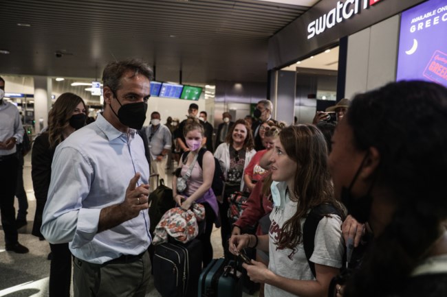 Η σέλφι Μητσοτάκη με τουρίστριες που δεν τον αναγνώρισαν - "Πείτε τους ότι συναντήσατε τον πρωθυπουργό της Ελλάδας"