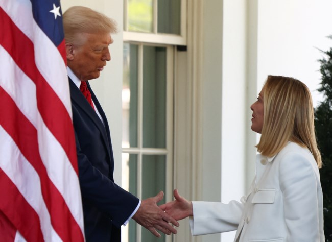 Τραμπ σε Μελόνι στον Λευκό Οίκο: "Είμαι 100% βέβαιος ότι θα υπάρξει συμφωνία για τους δασμούς με την ΕΕ"