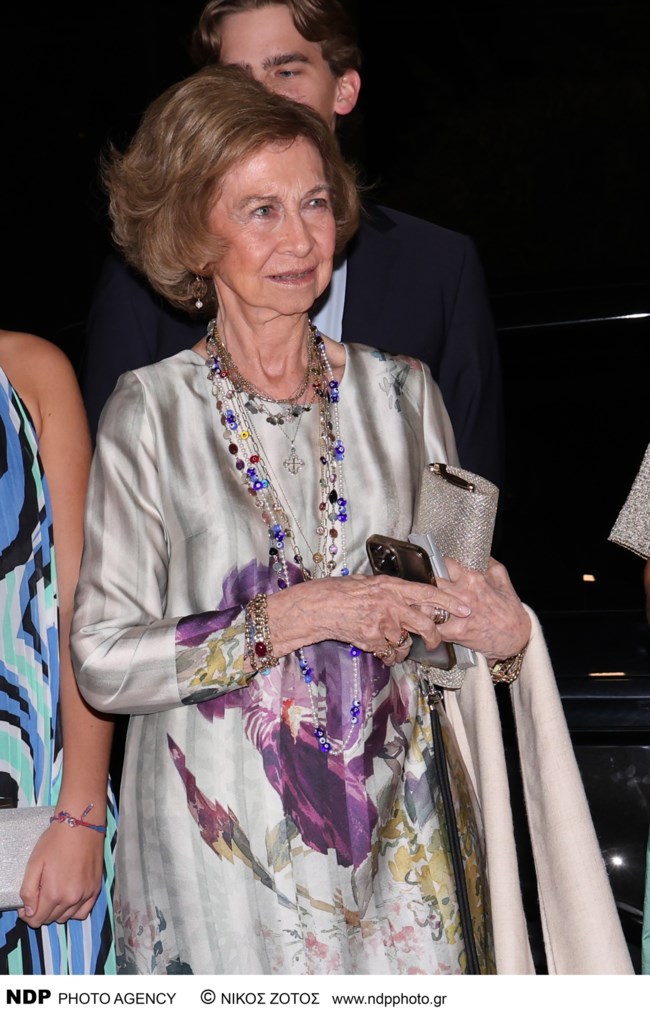 Fashion icon στα 85 της η βασίλισσα Σοφία: Στη Μαδρίτη με κομψό γκρι κοστούμι και layering από κοσμήματα