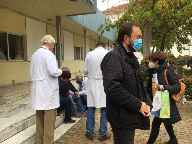 Λάρισα - Βίντεο "χαστούκι" για αντιεμβολιαστές: Κατάκοπος γιατρός κλινικής covid καταρρέει μπροστά στις κάμερες