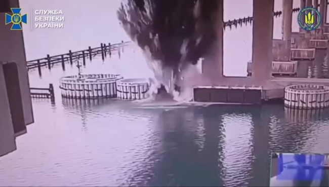 Νέο χτύπημα: Οι Ουκρανοί ανατίναξαν για 2η φορά το καμάρι του Πούτιν - Έκρηξη στη γέφυρα της Κριμαίας με 1.100 κιλά TNT