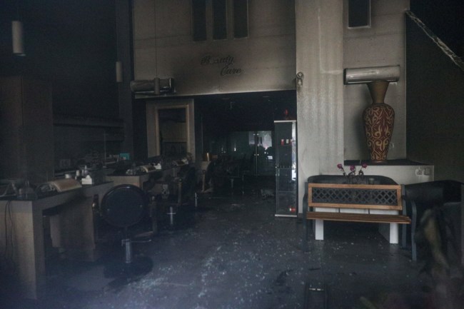 Εμπρηστική επίθεση σε κομμωτήριο στη Νέα Σμύρνη – Μεγάλες ζημιές [εικόνες]