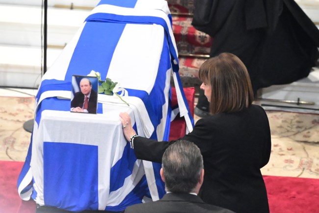 H Κατερίνα Σακελλαροπούλου άφησε ένα λευκό τριαντάφυλλο πάνω στο φέρετρο