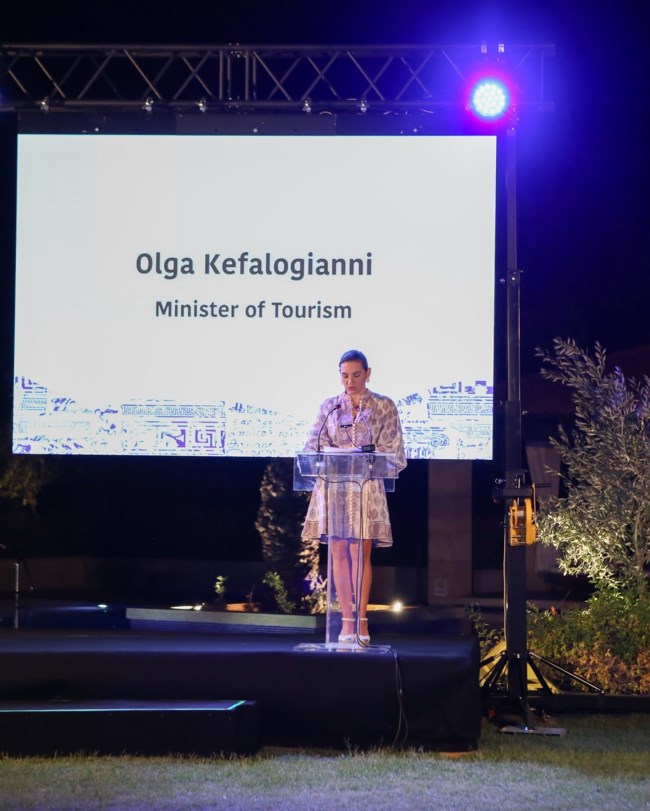 Η διαφορετική εμφάνιση της Όλγας Κεφαλογιάννη: Ανανεωμένη με μίνι boho φόρεμα με λαχούρια και εσπαντρίγιες