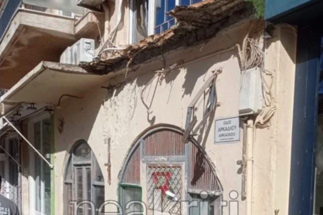 Κρήτη: Κατέρρευσε μεγάλο τμήμα παλιού κτιρίου στο Ρέθυμνο - Έπεσαν μπάζα στο δρόμο και στο πεζοδρόμιο [βίντεο]