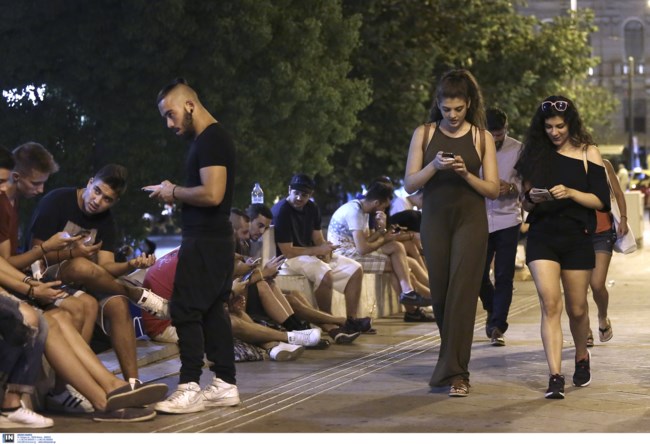 Εννιά στους δέκα Έλληνες είναι "όλη μέρα μ' ένα κινητό στο χέρι" στην κυριολεξία