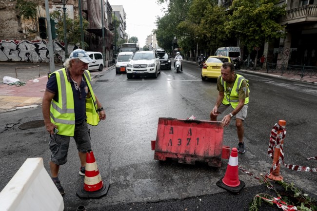 ΚΑΘΙΖΗΣΗ ΤΟΥ ΟΔΟΣΤΡΩΜΑΤΟΣ ΣΤΗΝ ΠΕΙΡΑΙΩΣ
