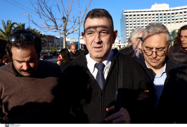 Τα γυρίζει η Νίκη για τον Παπαδόπουλο: "Δεν τίθεται θέμα διαγραφής" - Σάλος μετά τον βανδαλισμό στην Πινακοθήκη από τον βουλευτή