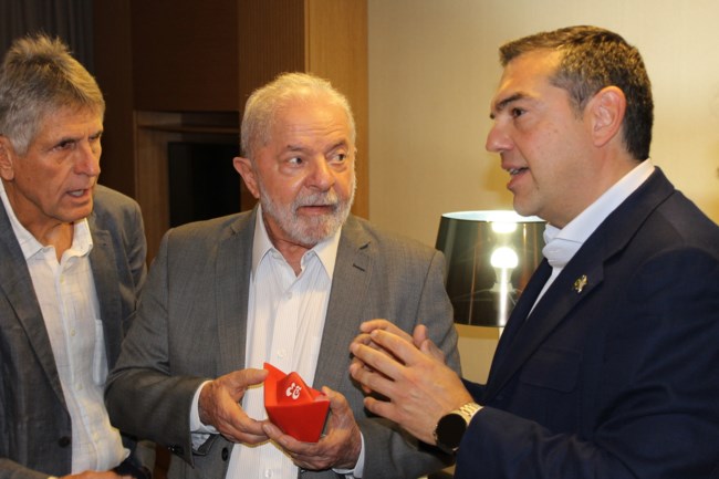 Το δώρο του Αλέξη Τσίπρα στον Λούλα: Τι συμβολίζει το κόκκινο καραβάκι που του χάρισε [εικόνες]