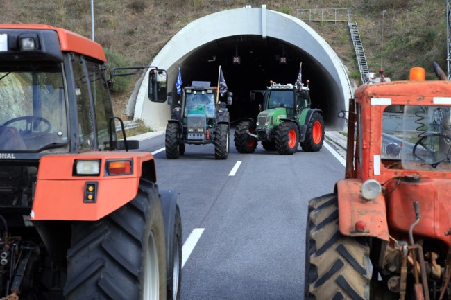 Αγρότες: Ανοιξαν οι σήραγγες στα Τέμπη - Οι αγρότες άφηναν τα ΙΧ, αλλά η ΕΛΑΣ απαγόρεψε την κυκλοφορία