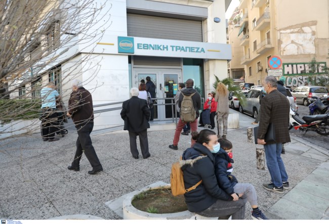 Παραμονή Χριστουγέννων: Βγήκαν στους δρόμους σε Αθήνα και Θεσσαλονίκη - Ουρές σε τράπεζες & σούπερ μάρκετ [Εικόνες]