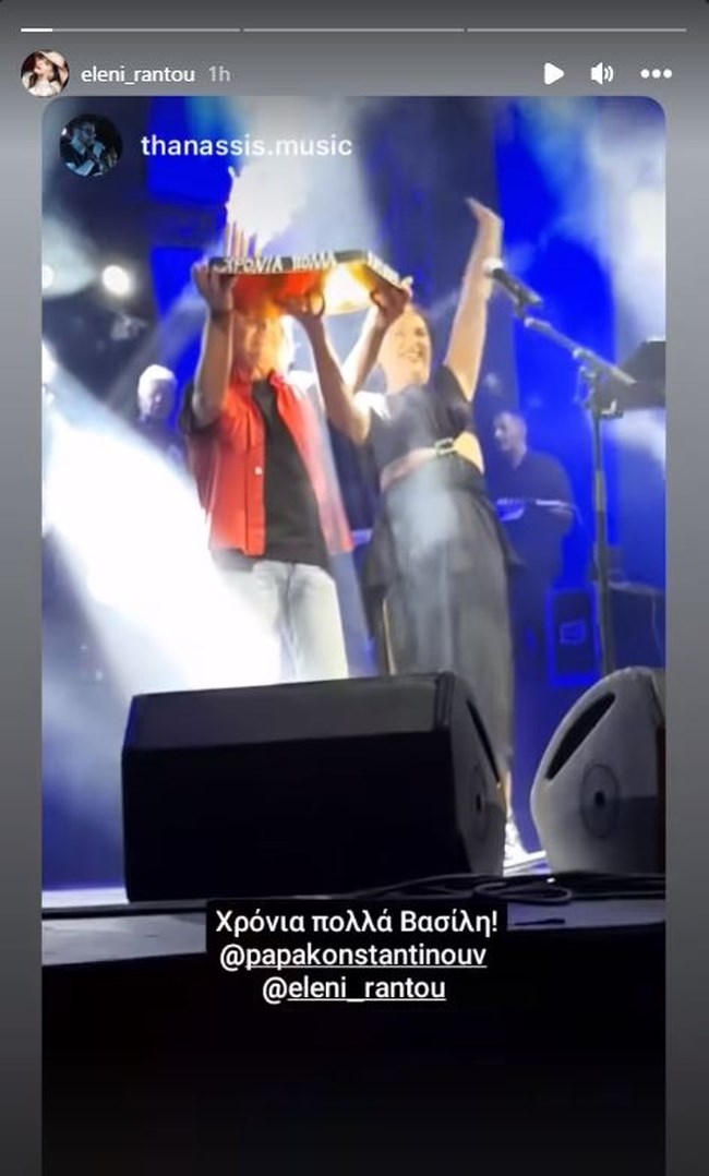 Ελένη Ράντου: Τα γενέθλια του Βασίλη Παπακωνσταντίνου, η σπάνια φωτό με την κόρη τους και η τούρτα πάνω στη σκηνή [Εικόνες]