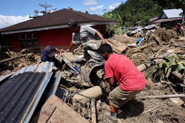 Εκατόμβη νεκρών από τις πλημμύρες στην Ασία: 800 θύματα σε Ινδονησία, Μαλαισία και Ταΐλάνδη [Βίντεο]