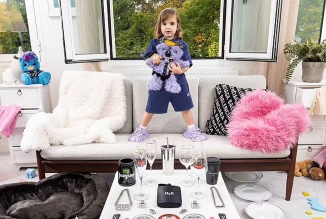 Balenciaga: Περάσαμε μια φανταστική μέρα, λέει ο πατέρας του παιδιού που φωτογραφήθηκε με τα σαδομαζοχιστικά σύμβολα