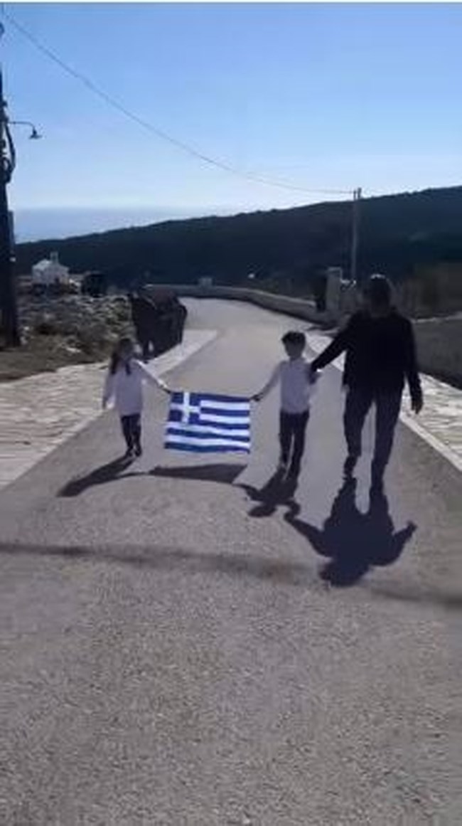 Γαύδος: Συγκίνηση για τα δύο μικρά παιδιά του νησιού που παρήλασαν κρατώντας τη σημαία - Βίντεο