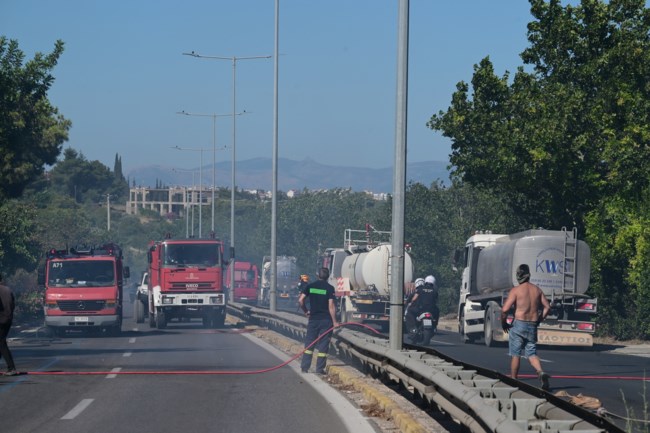 Εννέα απεγκλωβισμοί από τη φωτιά της Ραφήνας- Απομακρύνονται οι κάτοικοι από τέσσερις οικισμούς