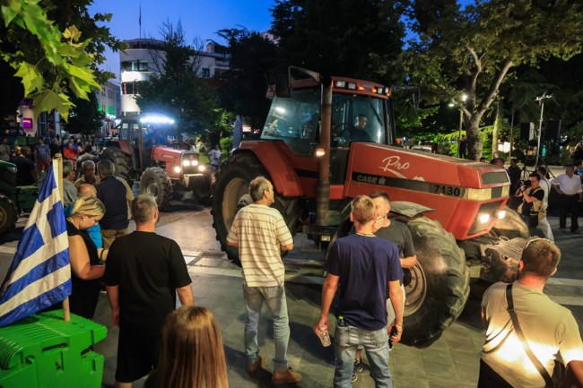 ΟΠΕΚΕΠΕ: Στα "κάγκελα" οι αγρότες - Έβγαλαν τα τρακτέρ στο κέντρο της Λάρισας [εικόνες]