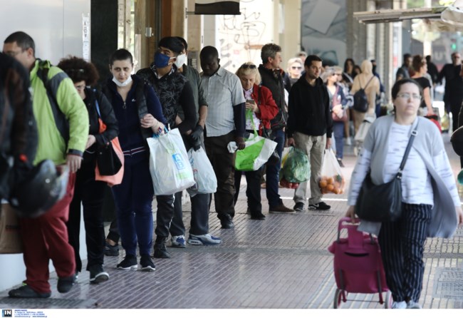 Κορονοϊός: Απίστευτες ουρές στα σούπερ μάρκετ- Ο ένας δίπλα στον άλλο...αλλά οι μάσκες μάσκες [εικόνες]