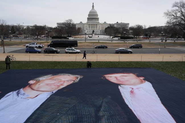 Υπόθεση Επστάιν: Φωτογραφίες και κείμενα "χάθηκαν" από τον φάκελο - Οργιάζουν οι επικρίσεις για τους χειρισμούς Τραμπ