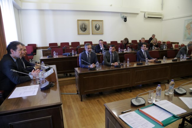 Σε δύσκολη θέση ο Παπαγγελόπουλος μετά τις "βόμβες" Μιωνή για εκβιασμό