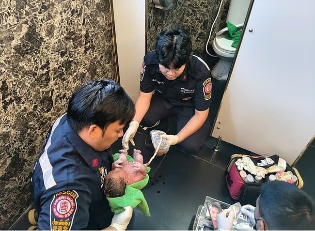 ΤΑΪΛΑΝΔΗ ΒΡΕΦΟΣ ΒΡΕΘΗΚΕ ΣΕ ΚΑΖΑΝΑΚΙ