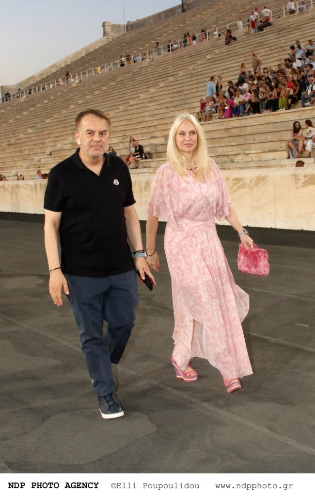 Αέρινη στο Καλλιμάρμαρο η Μαρί Κωνσταντάτου: Το υπέροχο ροζ φόρεμα και οι εντυπωσιακές wedge εσπαντρίγιες της