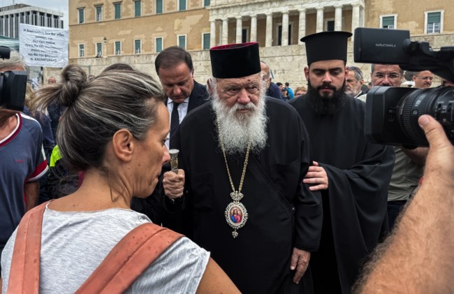 Στο πλευρό του Πάνου Ρούτσι ο Αρχιεπίσκοπος Ιερώνυμος - "Ηρθα να δω έναν άνθρωπο που υποφέρει" [βίντεο]