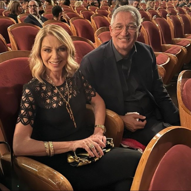 Έλλη Στάη: Με μαύρο κροσέ τοπ και χρυσά κοσμήματα στο θέατρο - Tα δίχρωμα πέδιλα που επέλεξε