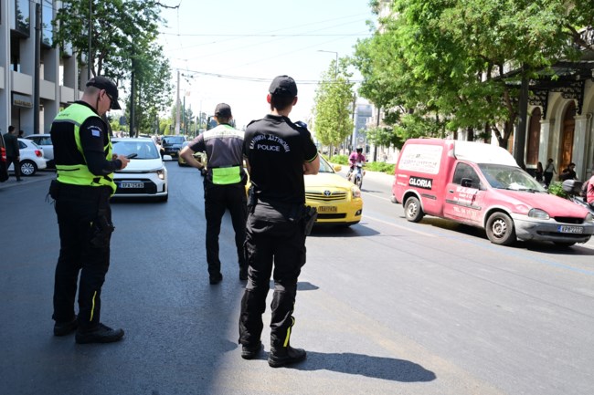 Τα fake news για τον νέο ΚΟΚ: Τι ισχύει για κατανάλωση καφέ, χοντρά μπουφάν και σακούλες με ψώνια μέσα στο αυτοκίνητο