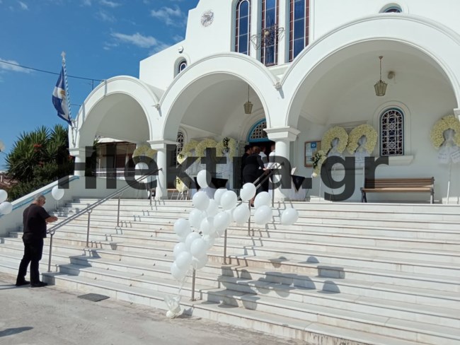 Έγκλημα στη Φολέγανδρο: Ανείπωτος θρήνος στην κηδεία της 26χρονης - Με λευκό φέρετρο και πανό "Όχι άλλη Γαρυφαλλιά" [εικόνες-βίντεο]