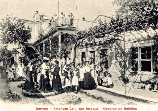 "Αποστολή Φωτεινές Ημέρες: Από τη Σμύρνη στη σύγχρονη Αθήνα" – Τα 150 χρόνια του Αμερικανικού Κολλεγίου Ελλάδος στη μεγάλη οθόνη