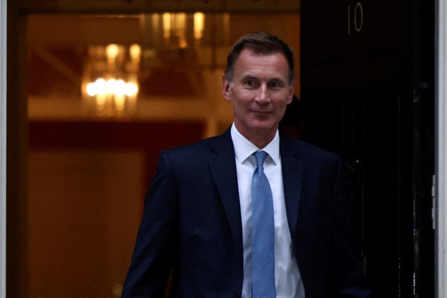 Ανάλυση BBC: Το κυβερνητικό πρόγραμμα της Λιζ Τρας είναι "νεκρό" - Ο Τζέρεμι Χαντ "είναι de facto πρωθυπουργός"