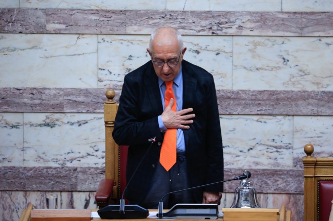 Όλα όσα συνέβησαν στη Βουλή στη ψηφοφορία για τον Νικήτα Κακλαμάνη: Τα πηγαδάκια, οι selfies και ο σκασμένος στα γέλια Τσίπρας