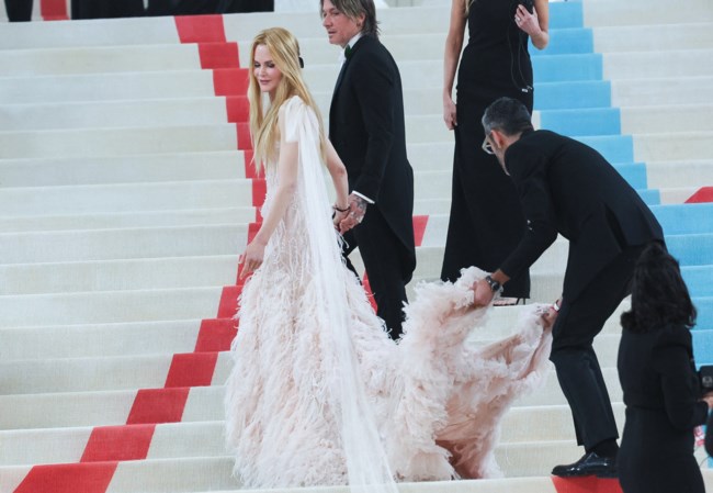 Εκθαμβωτική η Νικόλ Κίντμαν στο Met Gala με δημιουργία Λάγκερφερλντ - Το φόρεμα με φτερά στρουθοκάμηλου [εικόνες]