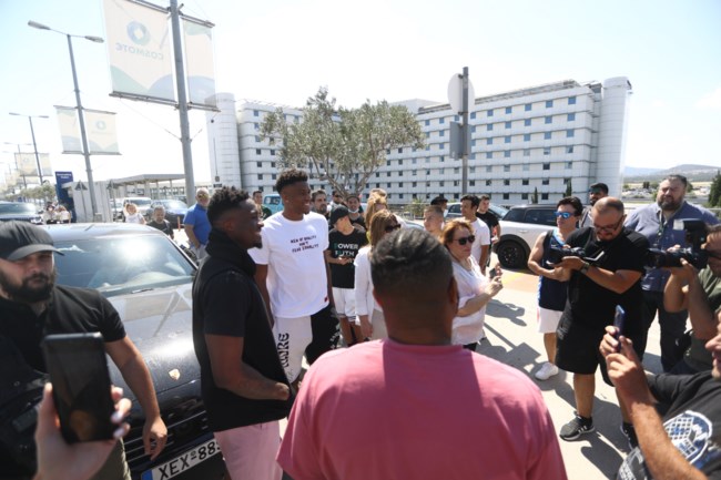 Χαμός στο "Ελ Βενιζέλος": Στα εγκαίνια του "Antetokounbros" ο Γιάννης και τα αδέλφια του [Εικόνες]
