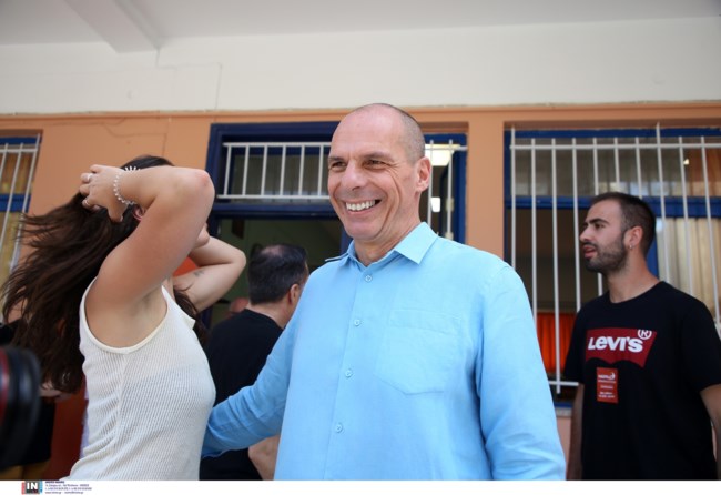 Μαζί με τη 18χρονη κόρη του, Ξένια, ψήφισε ο Γιάνης Βαρουφάκης [εικόνες]