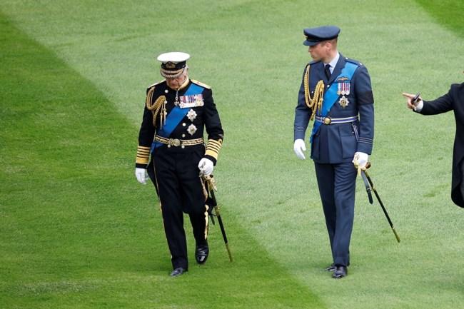 Ο βασιλιάς Κάρολος και οι ανώτεροι βασιλείς συμμετέχουν στην πομπή