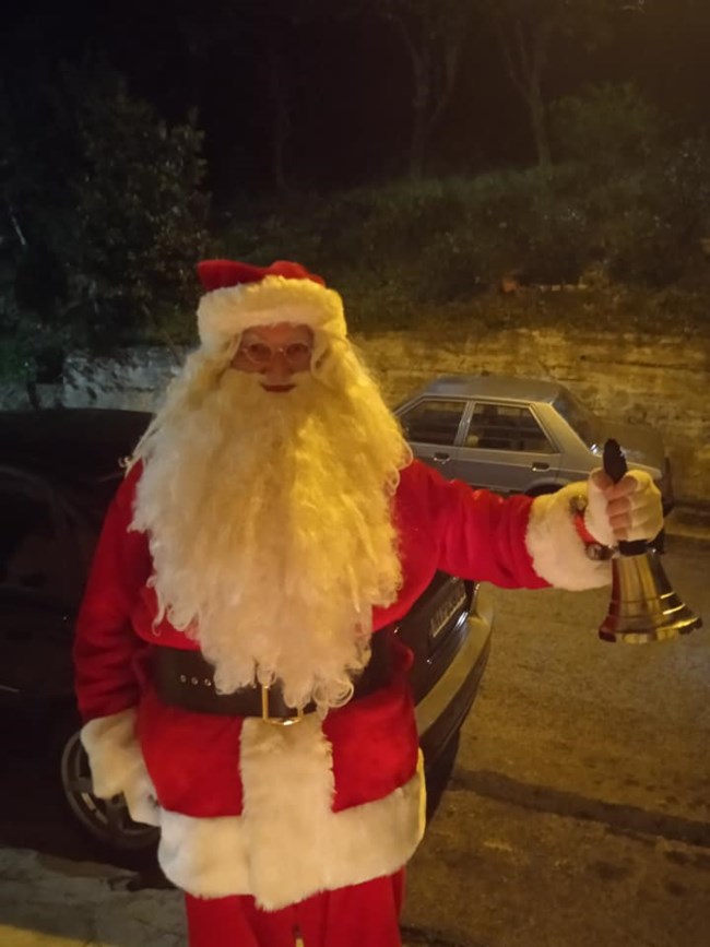 Θρήνος στη Λαμία: Πέθανε ντυμένος Άγιος Βασίλης ο πιο αγαπητός Λαμιώτης