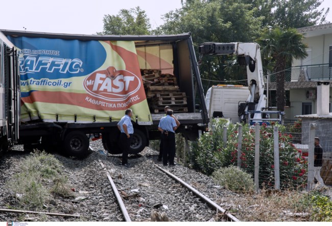 Σύγκρουση τρένου με φορτηγό στη Θεσσαλονίκη - Ενας τραυματίας [εικόνες]