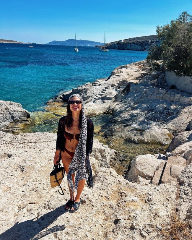Με ένα καφέ μπικίνι η Δανάη Παππά στην Κίμωλο χωρίς ίχνος μακιγιάζ [εικόνες]