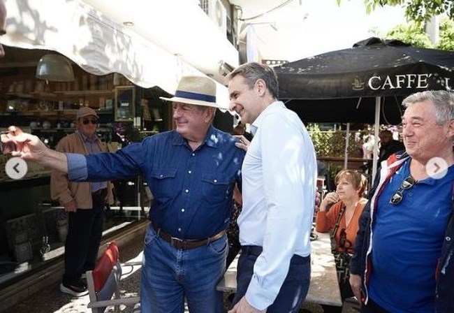 Μητσοτάκης στο Μοσχάτο: Σέλφι με πολίτες και η ανάρτηση στο Instagram με το "ευχαριστώ" του πρωθυπουργού